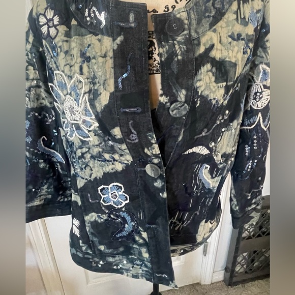 Chico's - Denim Blue Jacket with sequins designs in excellent condition size 2 - Picture 10 of 16